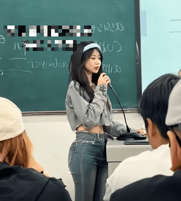 Appearing for just 7 seconds, the beautiful foreign language teacher attracts attention 1 Only appearing for 7 seconds, the beautiful foreign language teacher attracts attention - Image 1.