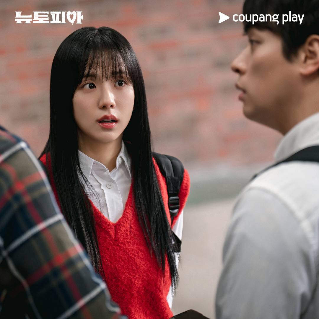 Jisoo looks stunning in the film Jisoo looks stunning in the film