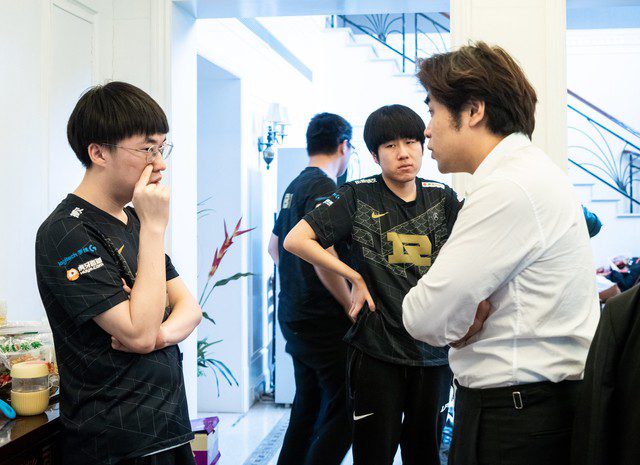 Coach ZhuKai (in a white shirt) points out that LPL lacks players of the caliber of Faker from LCK. Famous Coach Candidly Discusses LPL's Failure, Faker is Also Involved - Image 2.