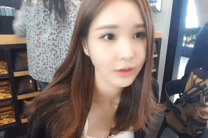 Sleeping on the Waves, Female Streamer Surprised by Intruder in Her Room, Engaging in Suspicious Activity 1 Streamer Oh Geung-jeong caught off guard during her live stream.