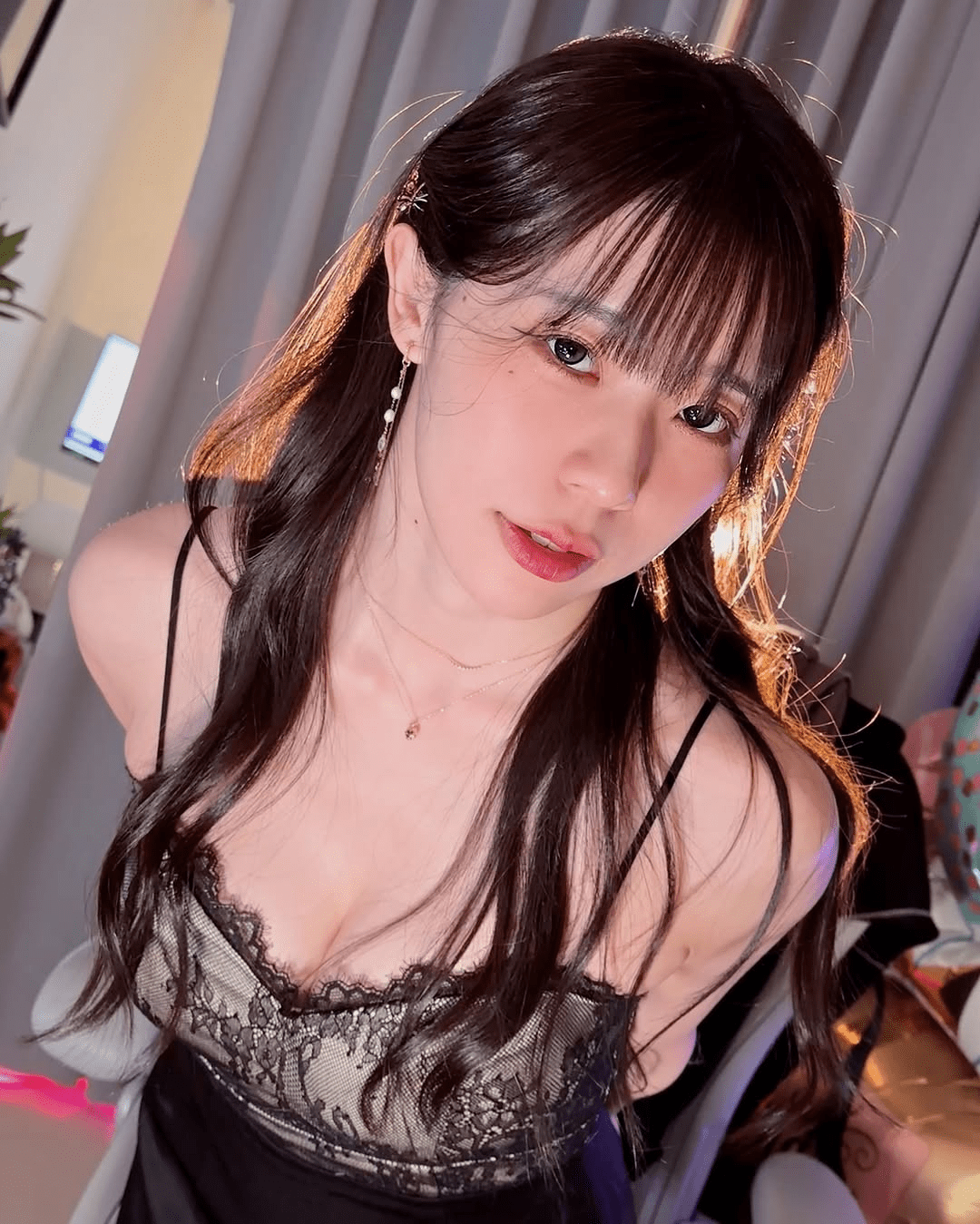 Beautiful female streamer in distress due to scandals, hunted down and almost "caught in a love triangle" just because of a male fan 1 photo 1738729947611 17387299481651932754212