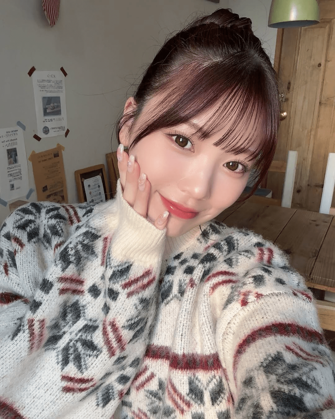 Auctioning off original, second-hand clothes, the hot girl earns nearly 300 million 1 Mio Ishikawa's auction for the original outfit has generated significant earnings, with the hot girl making nearly 300 million VND - Image 1.
