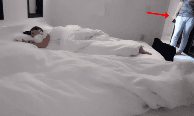 Sleeping on the Waves, Female Streamer Surprised by Intruder in Her Room, Engaging in Suspicious Activity 2 The unexpected visitor during the live stream.