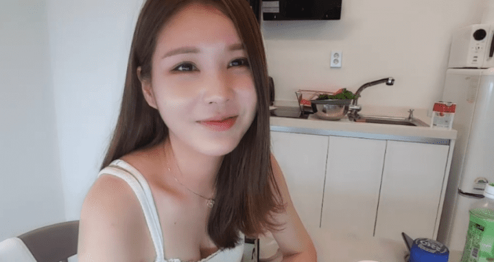 Sleeping on the Waves, Female Streamer Surprised by Intruder in Her Room, Engaging in Suspicious Activity 4 Oh Geung-jeong discusses the incident post-live stream.