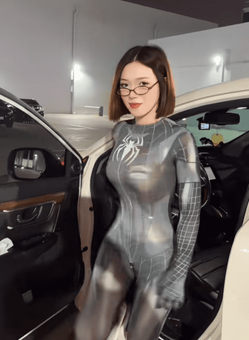 Many gamers wish to become villains when witnessing this hot "Spider-Man" version 1 Thảo Lucy as Spider-Man