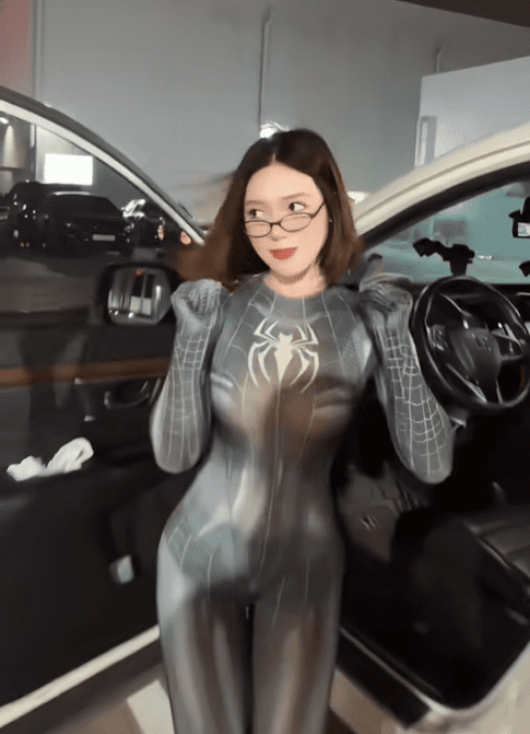 Many gamers wish to become villains when witnessing this hot "Spider-Man" version 2 Thảo Lucy dancing