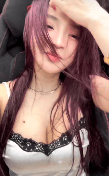Supercar Experience Clip: Hot Girl Captivates Male Fans with Her Beauty 3 Hot girl showcasing her beauty in a supercar.