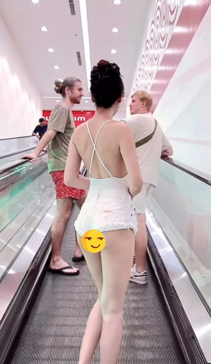 Carefreely wearing inappropriate clothing to the supermarket, the hot girl became the center of online discussion 3 Hot girl at a luxury event