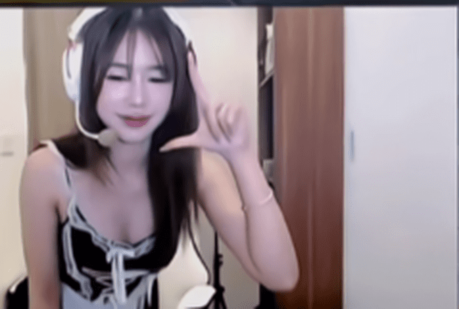 Appearing in revealing clothing on stream, the female streamer took an unexpected action right in front of the camera 4 Streamer's captivating appearance on stream.