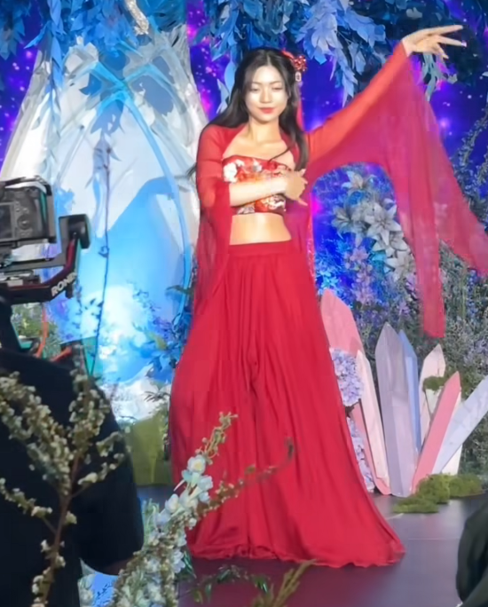 Surprised by the seductive dance performance of the hot girl who broke up with her boyfriend on Christmas Eve 8 Bông's performance screenshot