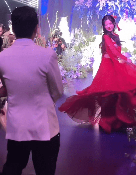 Surprised by the seductive dance performance of the hot girl who broke up with her boyfriend on Christmas Eve 5 Bông's performance screenshot