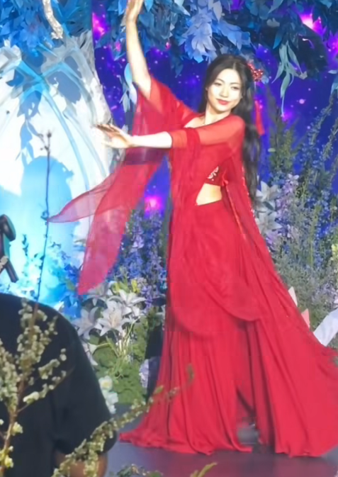 Surprised by the seductive dance performance of the hot girl who broke up with her boyfriend on Christmas Eve 9 Bông's performance screenshot