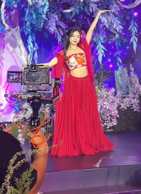 Surprised by the seductive dance performance of the hot girl who broke up with her boyfriend on Christmas Eve 4 Bông's stunning performance screenshot