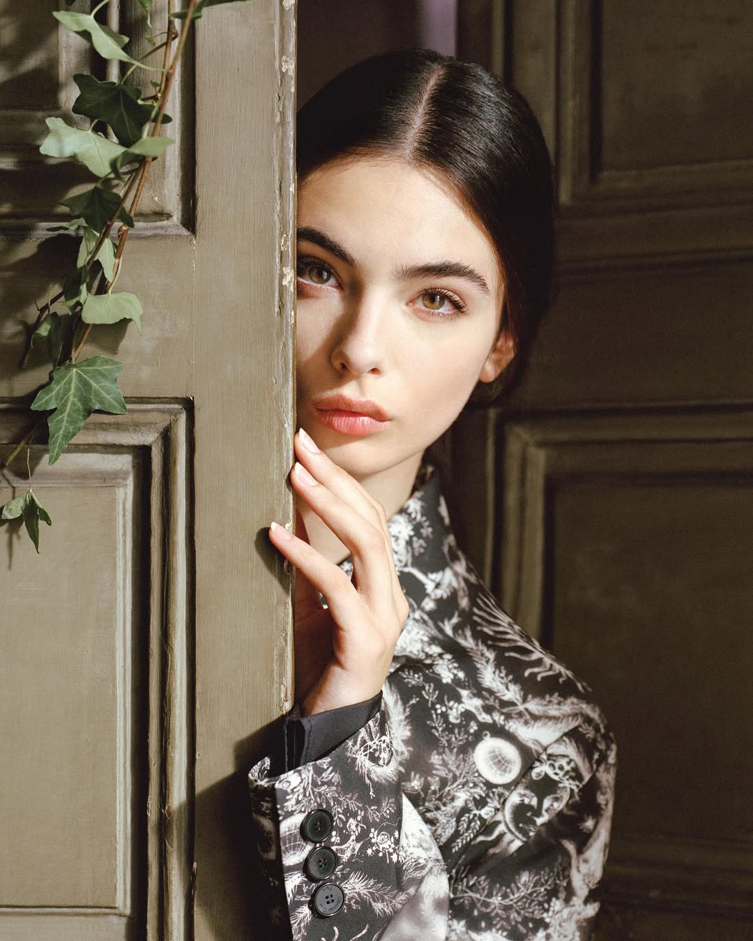 20-Year-Old Beauty Causes a Stir in 18+ Historical Film: A Talented Family Heritage, Inheriting Exceptional Looks from Her Mother! 4 Deva Cassel's stunning beauty at 20