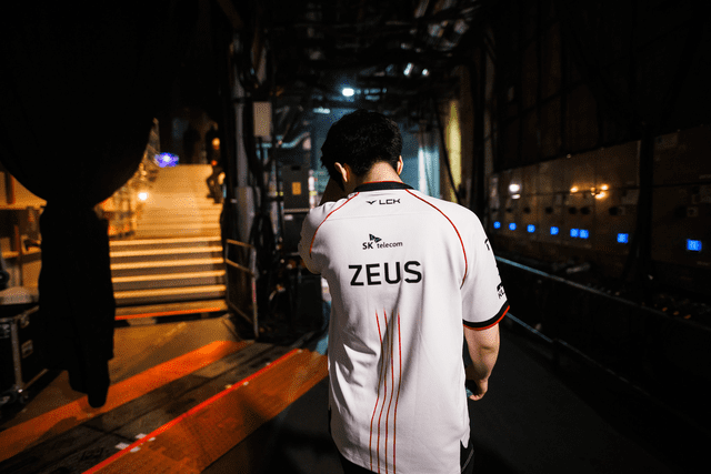 Examining the influences during competitions, it's not just Zeus but also the coaching staff that contributes to success. Discussions about the impact of coaching and teamwork in competitions, particularly focusing on Zeus and Faker.