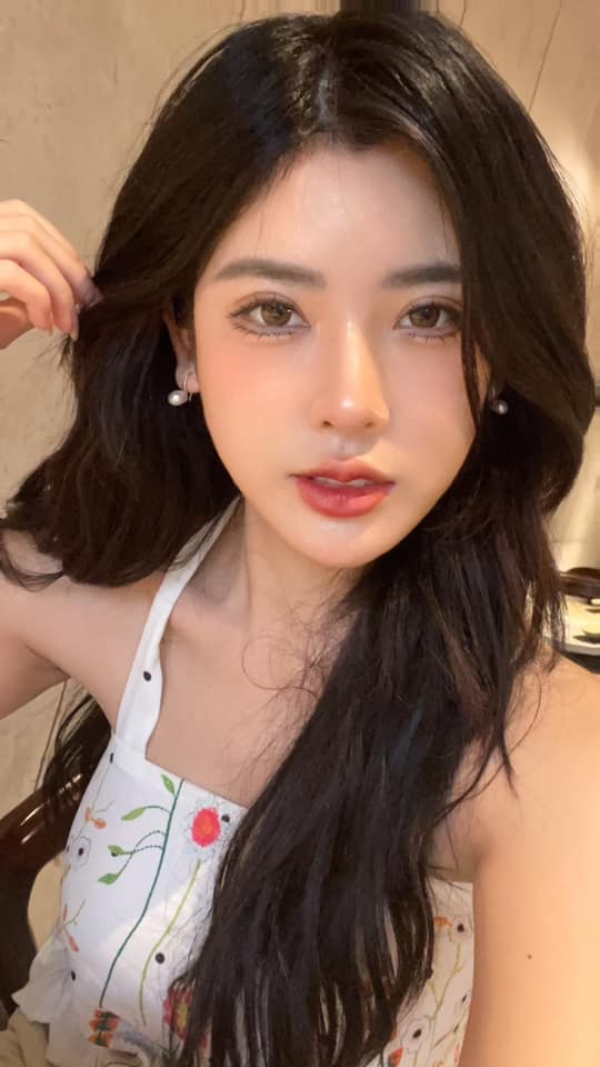 The everyday beauty of Audition female gamers, as sexy as internet hot girls 9 Hoàng Tố Uyên’s captivating presence in the gaming community.
