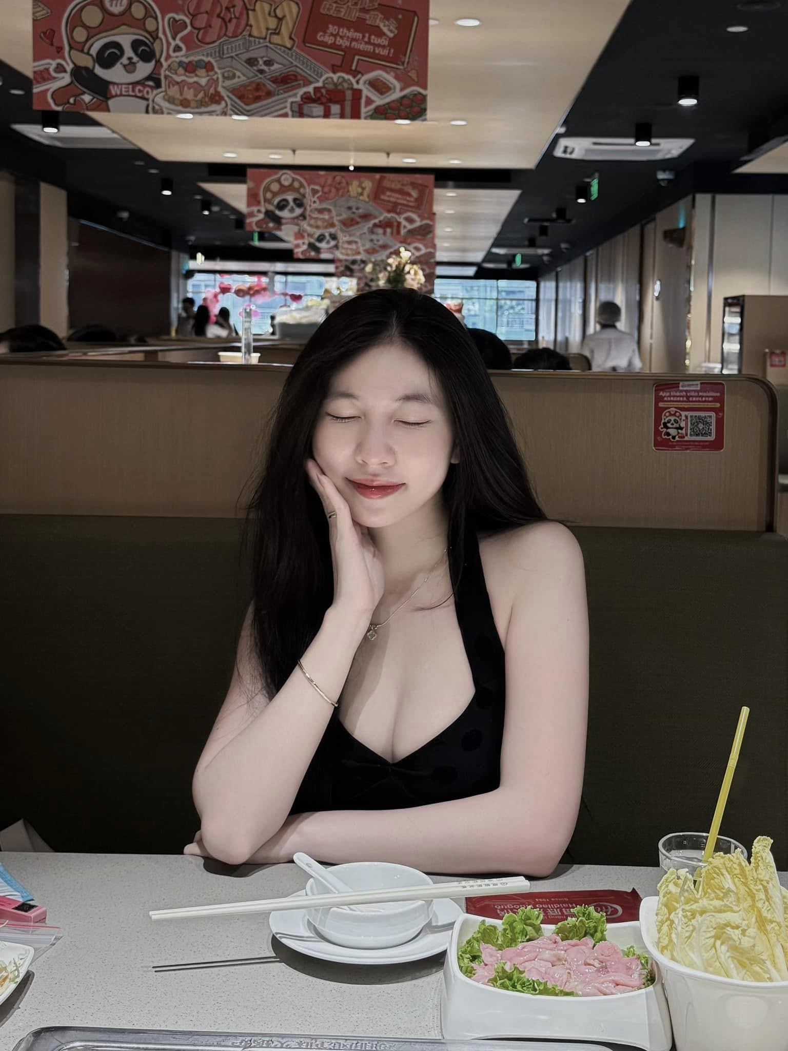 What is the only female star who once caused a stir in the PUBG Mobile tournament doing now? 2 Jiny enjoying time with family