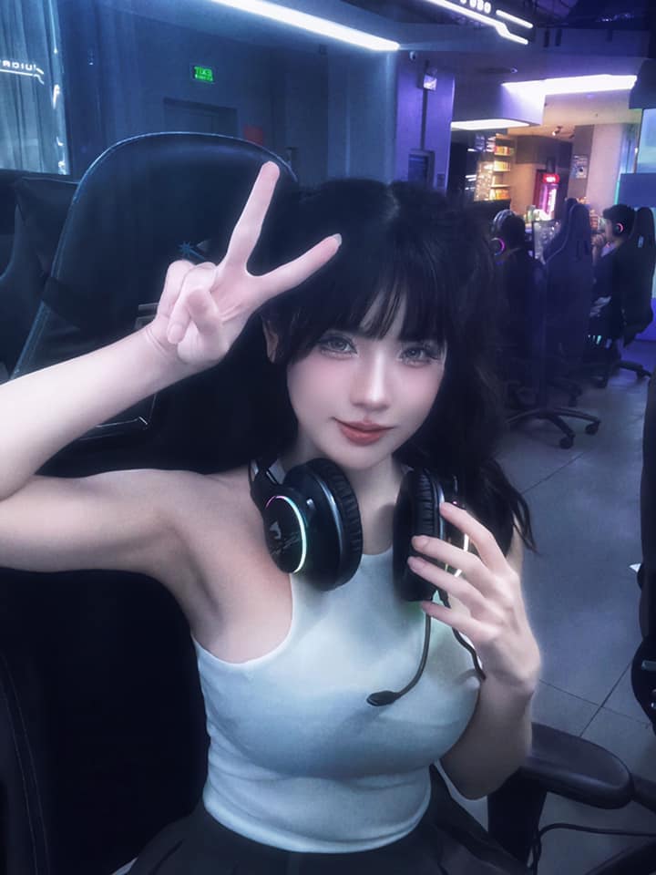The everyday beauty of Audition female gamers, as sexy as internet hot girls 2 Hoàng Tố Uyên showcasing her beauty in Audition game.