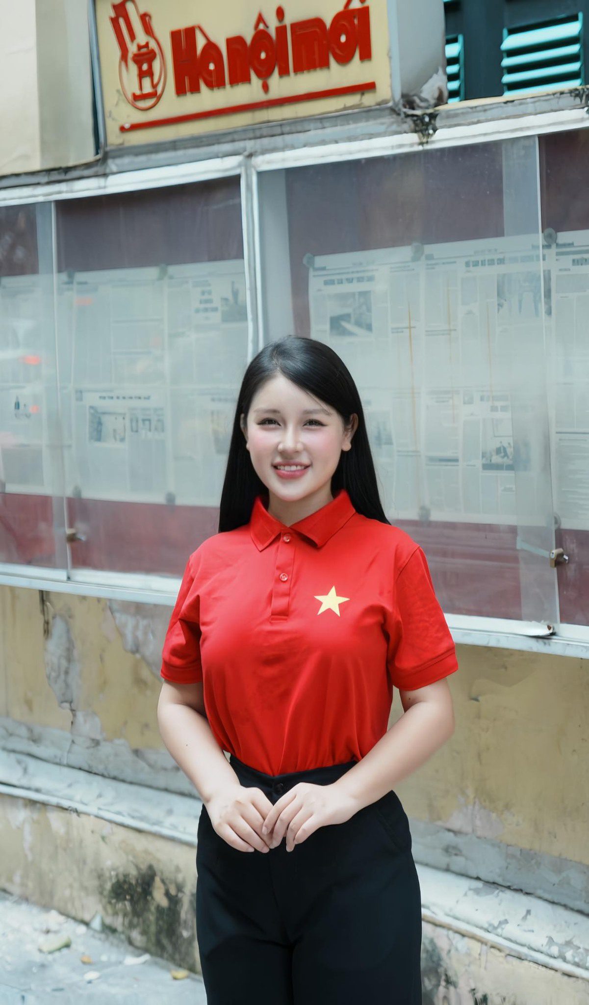 The radiant hot girl teacher in the ao dai celebrating the April 30th Festival 6 Teacher Tran Thanh Nga in a beautiful traditional long dress for April 30th - Image 6.