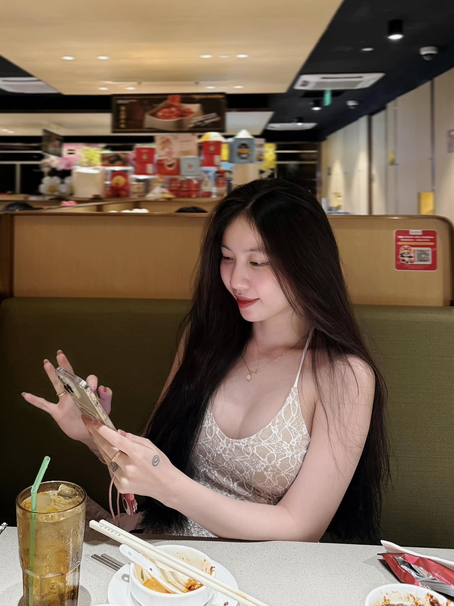 What is the only female star who once caused a stir in the PUBG Mobile tournament doing now? 4 Beautiful moments of Jiny with family
