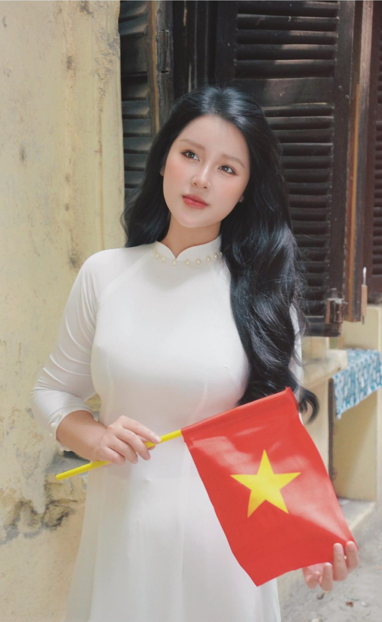 The radiant hot girl teacher in the ao dai celebrating the April 30th Festival 1 Teacher Tran Thanh Nga in a beautiful traditional long dress for April 30th - Image 1.