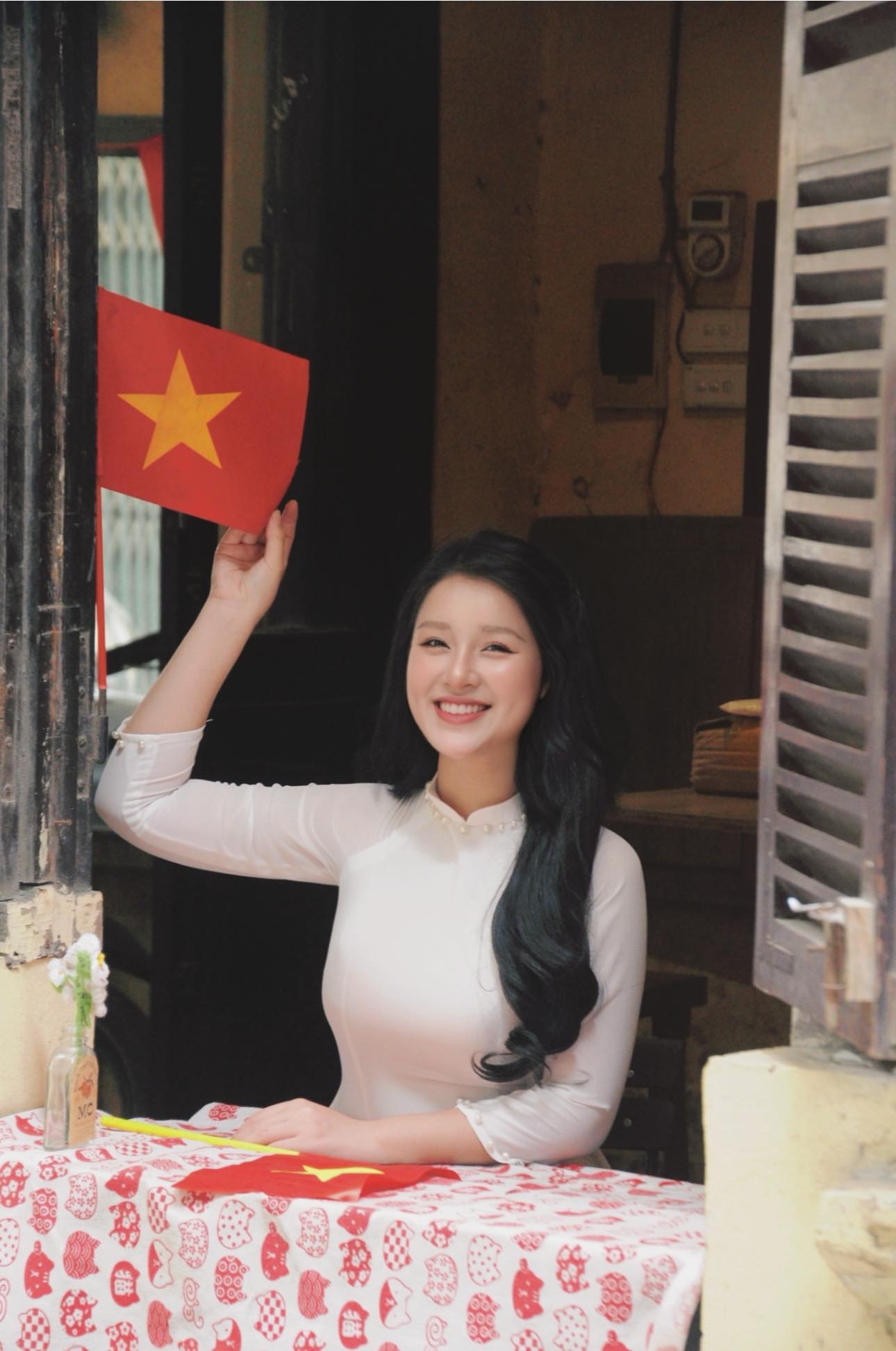 The radiant hot girl teacher in the ao dai celebrating the April 30th Festival 2 Teacher Tran Thanh Nga in a beautiful traditional long dress for April 30th - Image 2.