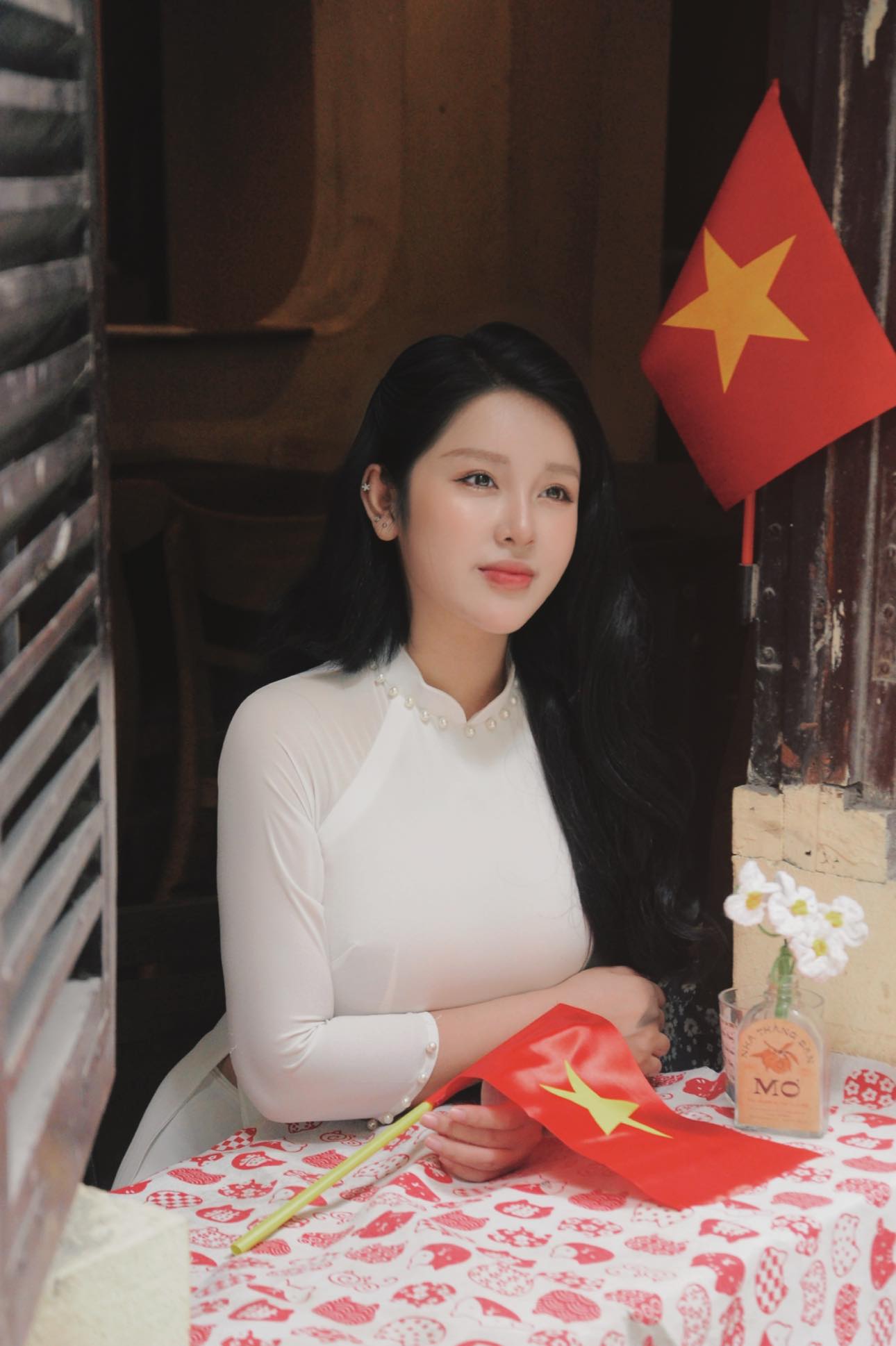 The radiant hot girl teacher in the ao dai celebrating the April 30th Festival 3 Teacher Tran Thanh Nga in a beautiful traditional long dress for April 30th - Image 3.