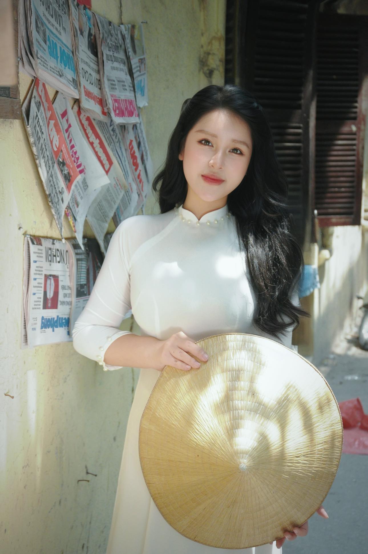 The radiant hot girl teacher in the ao dai celebrating the April 30th Festival 4 Teacher Tran Thanh Nga in a beautiful traditional long dress for April 30th - Image 4.