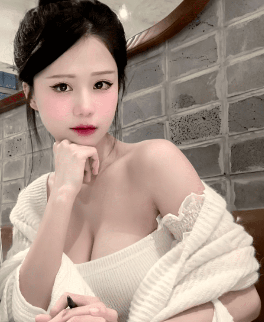 Applying the fashion formula of "the nation's wife" Tiểu Hý, the female streamer spreads affection across the online world 1 Candid moment of YuGi Kiều Oanh
