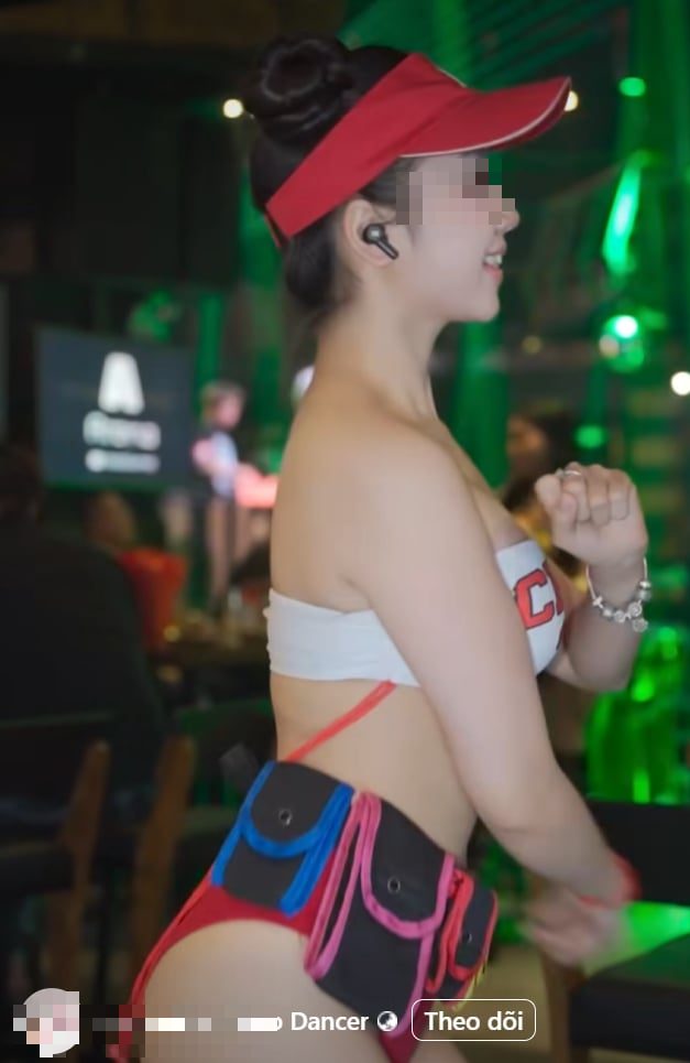 Dressed in revealing clothing and posting a "dancing" video, the girl claims to be a dancer, causing controversy 3 Dancer performing in a video