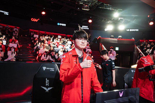 Faker certainly does not want to be the target of such attacks. Gumayusi continues to attack, this time targeting... Faker - Image 4.