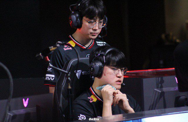 Mata, a key member of T1's coaching staff, engages with Gumayusi during recent drama. Analysis of the match against Gen.G, fans discover the T1 coaching staff also has conflicts