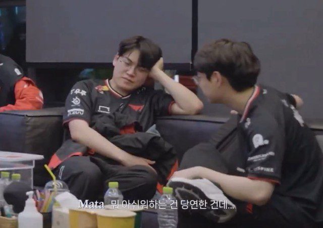 Mata and player Gumayusi after the loss to Gen.G. Analysis of the match against Gen.G, fans discover the T1 coaching staff also has conflicts