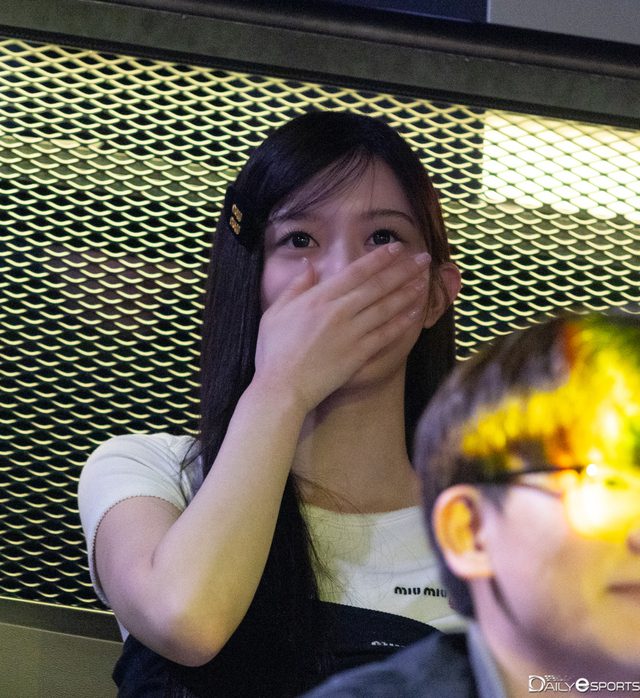 Emotional expressions of Minju when HLE faced difficulties. Emotional expressions of Minju when HLE faced difficulties.