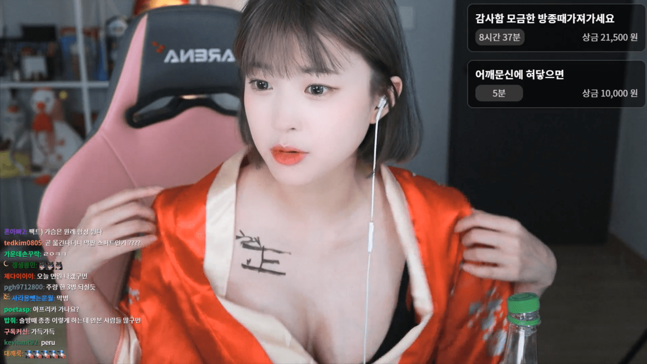 Pulling down her shirt, wiping sweat, beautiful female streamer unexpectedly receives a flood of donations thanks to a sexy moment 6 Moon-wol's emotional reactions during her livestream.