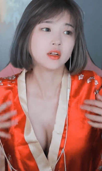 Pulling down her shirt, wiping sweat, beautiful female streamer unexpectedly receives a flood of donations thanks to a sexy moment 7 Moon-wol's engaging moments during a stream.