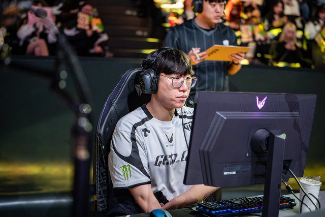 Ruler analyzes the strengths of Gumayusi and Smash as he prepares for the match against one of these two teams. Ruler expresses his thoughts on the match between Gumayusi and Smash.
