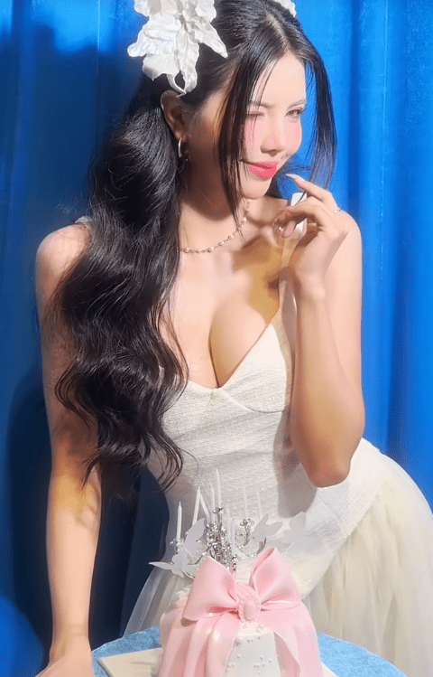 Fan Mai Dora has yet to know what disappointment is, the female MC debuts with a stunning new look! 1 Mai Dora Cosplay