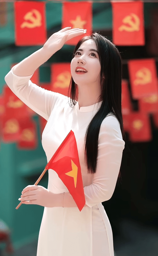 The Japanese language teacher hits the streets, wearing a beautiful áo dài, and male fans can't stop admiring the muse! 3 Dinh Sao Mai in a traditional long dress, captivating fans.