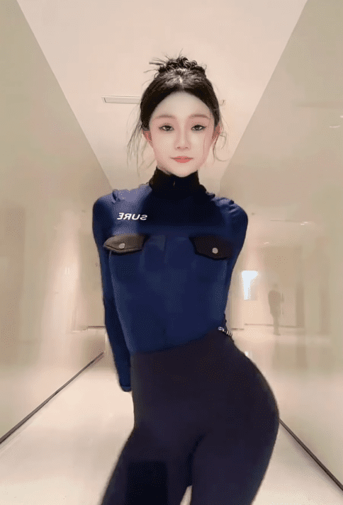 No tricks, no revealing outfits, the surreal 15-second video of a beautiful girl still attracts millions of views, leaving viewers "breathless." 2 The mesmerizing flow of movements in the video has captivated viewers.