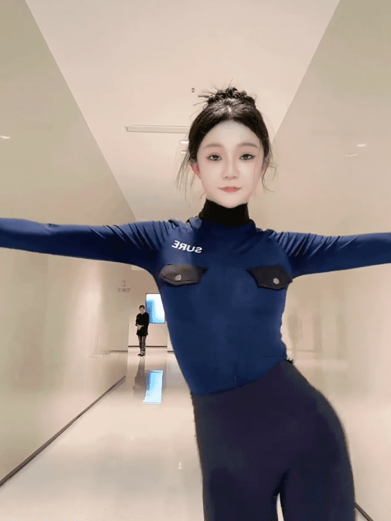 No tricks, no revealing outfits, the surreal 15-second video of a beautiful girl still attracts millions of views, leaving viewers "breathless." 3 The girl in the video showcases a unique blend of elegance and simplicity.