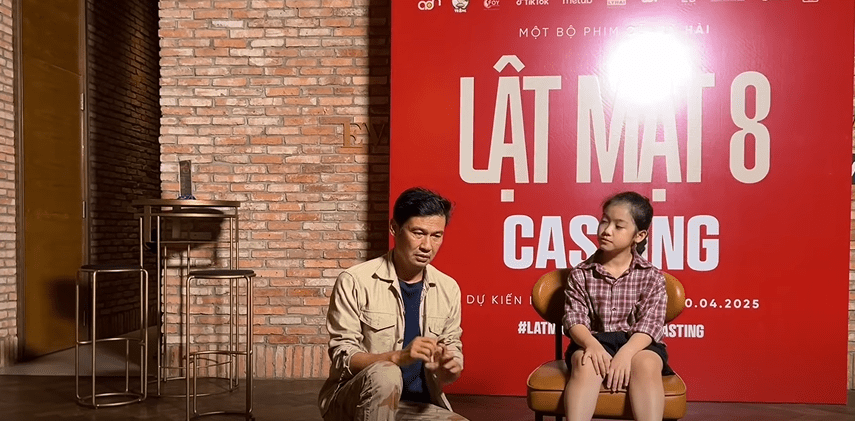 Tiet Cuong during the casting for 'Lat Mat 8', where he is the main guide for the candidates. Tiet Cuong during the casting for 'Lat Mat 8'.