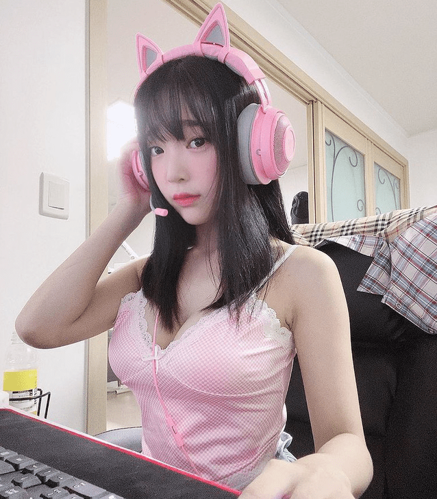 Leaving the sexy streamer profession, the hot girl still faces undeserved controversies, expresses frustration, and speaks out to clarify 1 Famous streamer faces harassment despite stepping back from the spotlight.