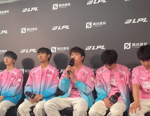 BLG's coach dealing with team dynamics. BLG's coach struggling with team dynamics.