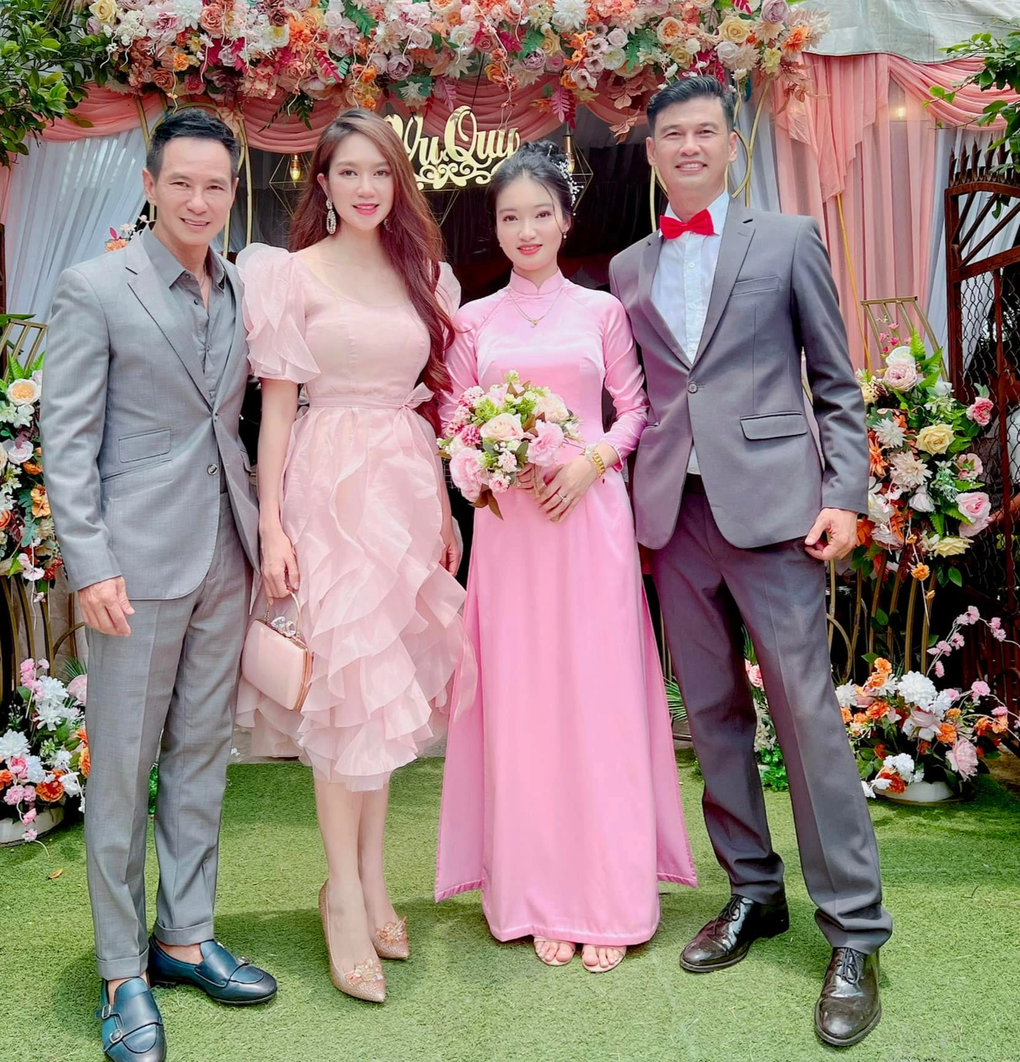 Ly Hai and Minh Ha during a behind-the-scenes moment with Tiet Cuong. Ly Hai and Minh Ha during a behind-the-scenes moment with Tiet Cuong.