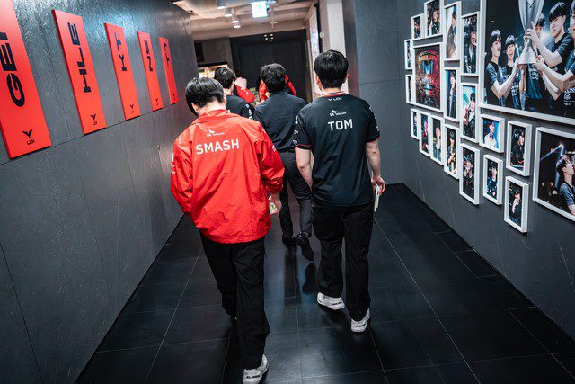 Choosing Yorick in game 3 made it very difficult for T1's lineup to function. zeus t1 2 17451192076061780817952