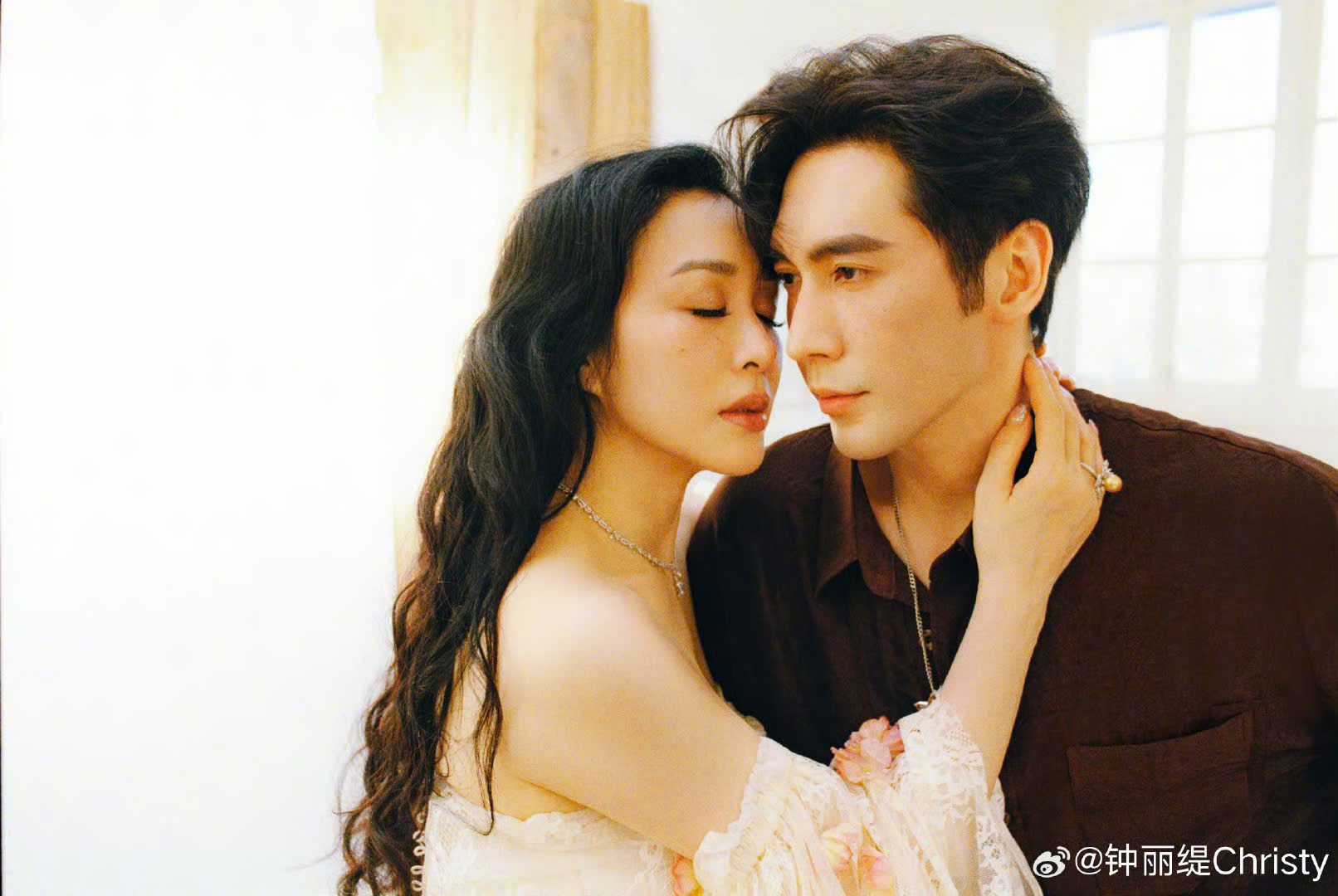 Chung Lệ Đề enjoys a happy life with her husband, raising their three daughters. Chung Lệ Đề enjoys a happy life with Trương Luân Thạc.