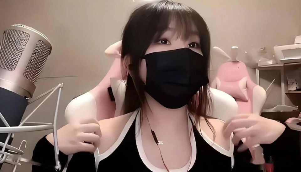 The female streamer "top 1 server" back then was caught by a passing team in an unbelievable moment 1 Nữ streamer