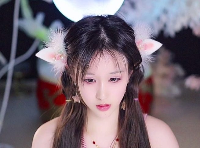 The carefree female streamer showcases her "banana tree planting" skills, the viewers' questions leave her speechless 4 Streamer Thai Hue performing live