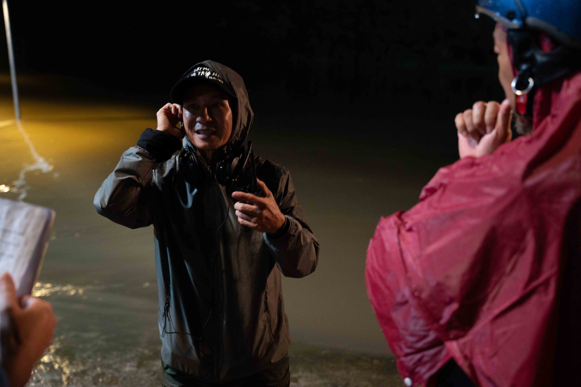 The most shocking scene in Lật Mặt 8: The flood sweeps away the equipment, Lý Hải risks himself diving into danger 2 Scene from Blade of the 8th: The Embrace of the Sun, Ly Hai and his team faced imminent danger.